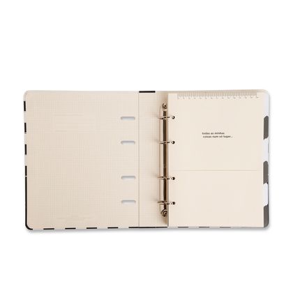 Caderno aberto com detalhes de folhas Caderno Criativo Organizador Argolado Astral Pautado 17x24 Galáxia